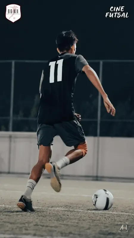 Number 11 with a knee strap bringing the ball forward at night